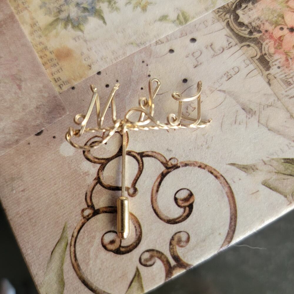 Brooch Women Vintage Script Stick Pin Gold Tone Monogram Letter Lapel Pin